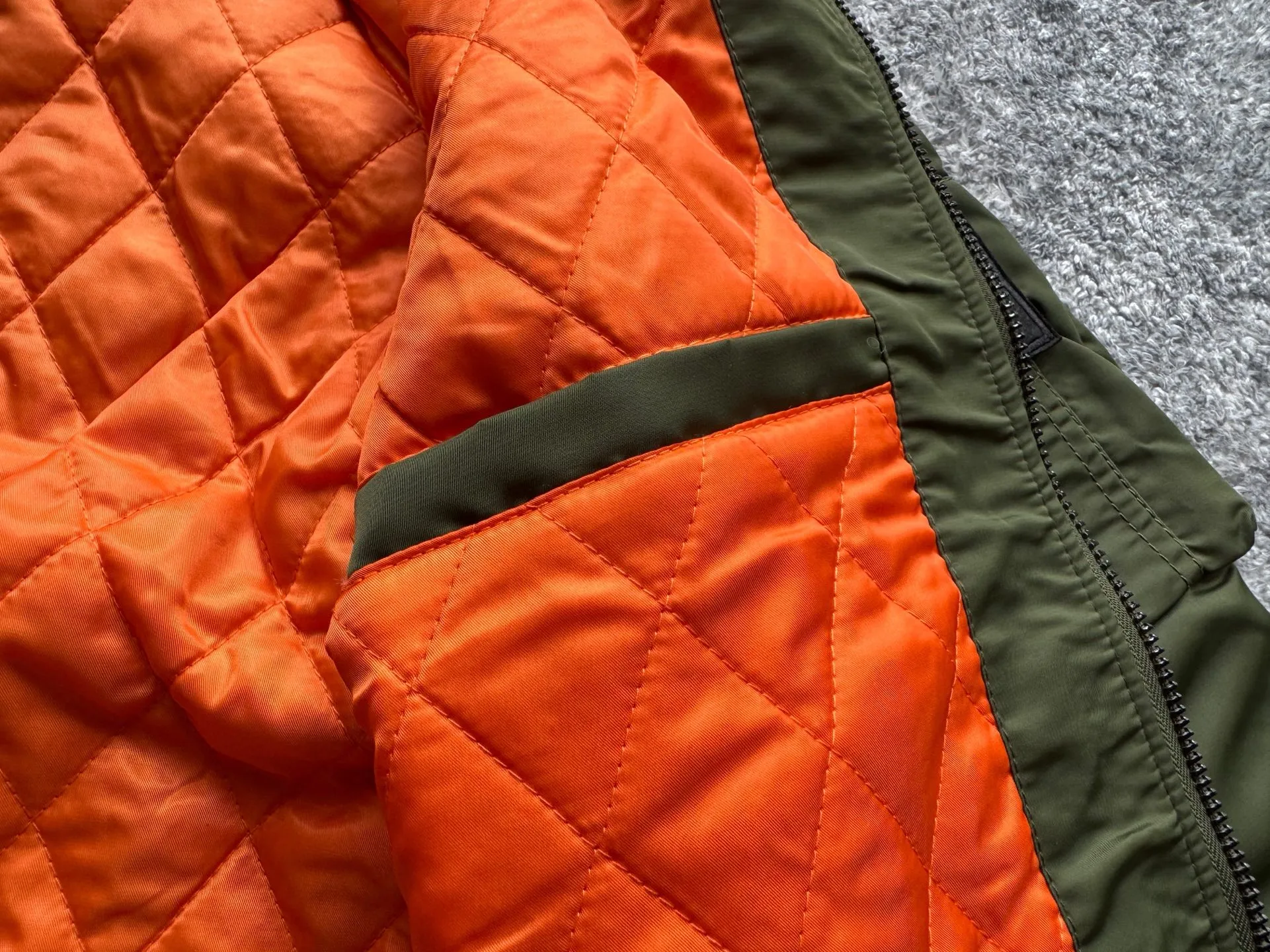 P360 Stone lsland Stone Island Medal Aviator Cotton Jacket The outer fabric is made of MA-1 flight nylon, which is a material specially used in flight and aviation. Flying nylon is a fabric specially used in flight and aviation. It is rarely used in ordinary clothing. The density of flying nylon is very high, so it is windproof and waterproof. When rain falls on the surface of the clothes, it will not penetrate immediately, but will form a small water droplet and slide off. This performance is a requirement for the development of modern jet technology. Because it is assumed that the pilot got caught in the rain before getting on the plane, he entered the cabin covered in rainwater. When flying at high altitude and at high speed, in a cabin without an environmental control system, water droplets will freeze on the pilot's body 2. Knitted baseball collar MA-1 uses a knitted collar. The collar is made of wool and can be snug around the neck and very warm. 3. Metal zippers We have very strict requirements on zippers, including smoothness and size. There was no zipper on the market that met the requirements, so we asked a zipper factory to customize a strong and durable metal zipper.  4. Double-threaded knitted cuffs The cuffs are made of double-threaded knitted fabric, narrow at the front and wide at the back. The narrow part can be tightened around the wrist to prevent wind from entering. The wide part has enough space when wearing multiple pieces under winter Color: Black Dark Army Green Size: M L.